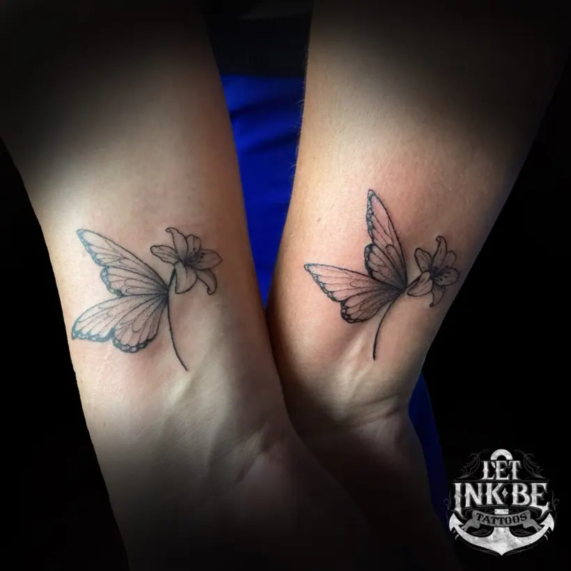 fine line tattoo bloem en vlinder