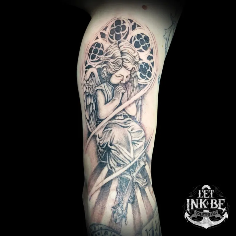 zwart wit tattoo engel