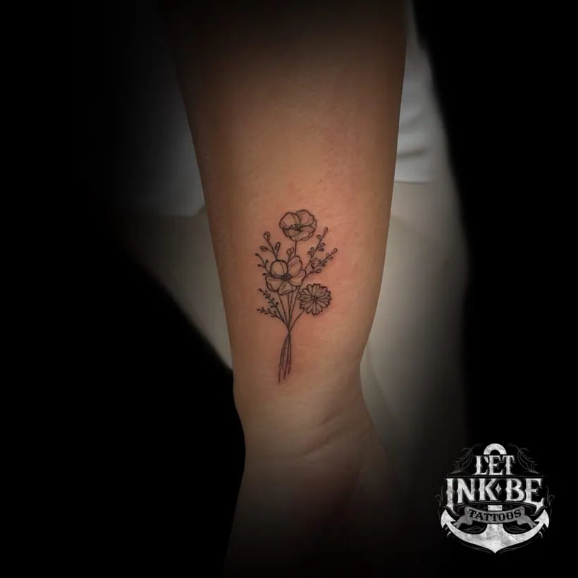 fine line bloemen tattoo