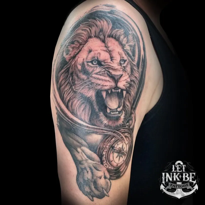 zwart wit tattoo leeuw