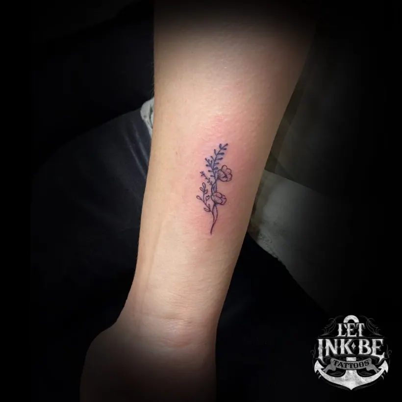 fine line tattoo bloemen