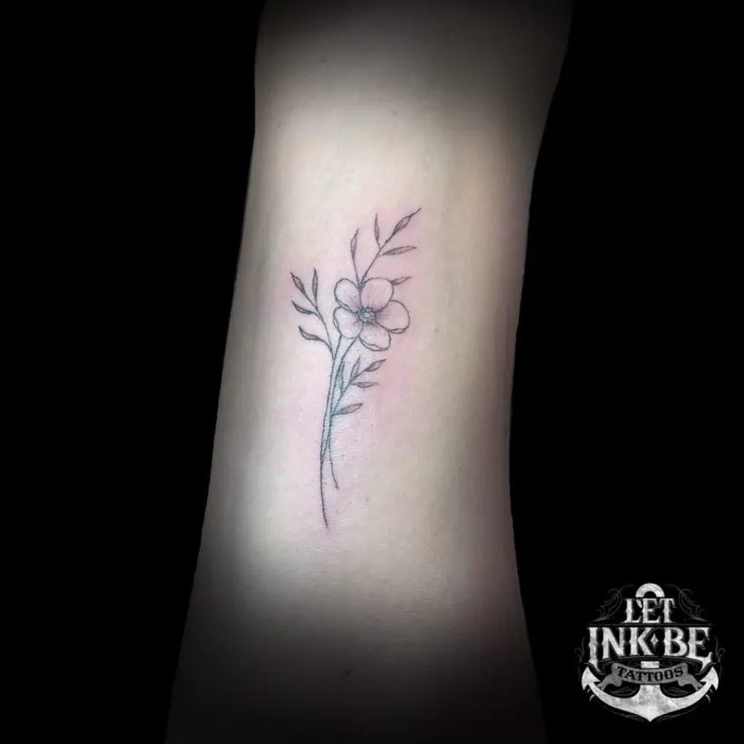 fine line tattoo geboortebloem