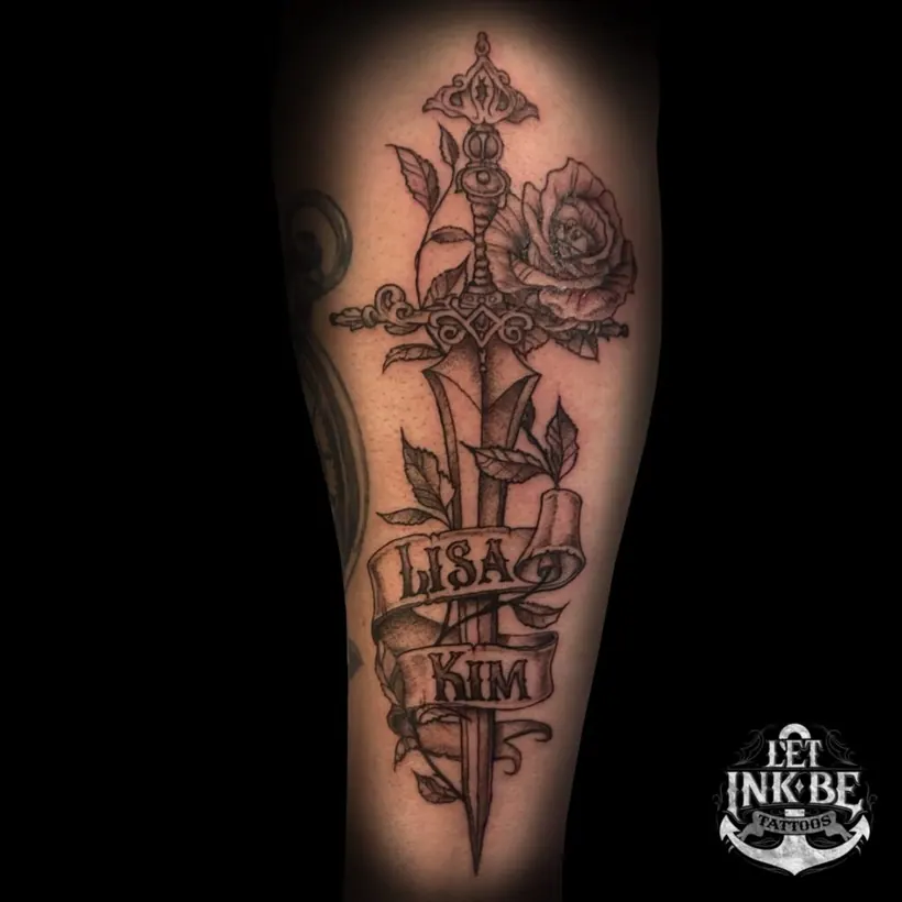 zwart wit tattoo dolk en namen