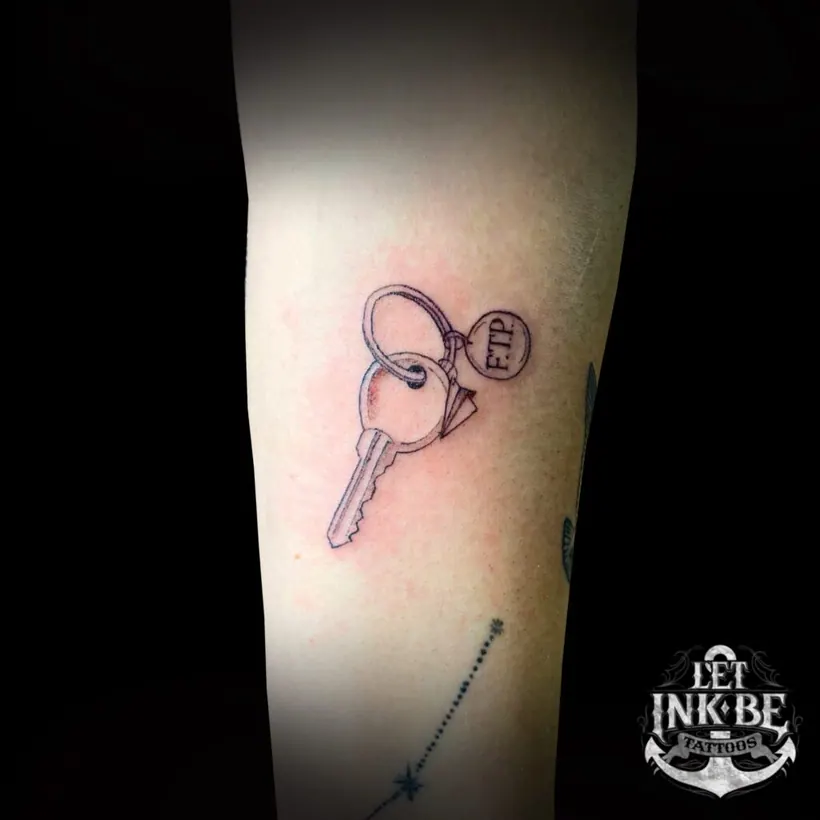 fine line tattoo sleutel