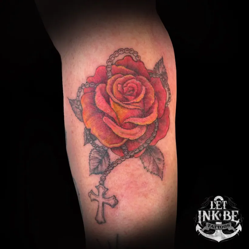 roos tattoo kleur met kruis