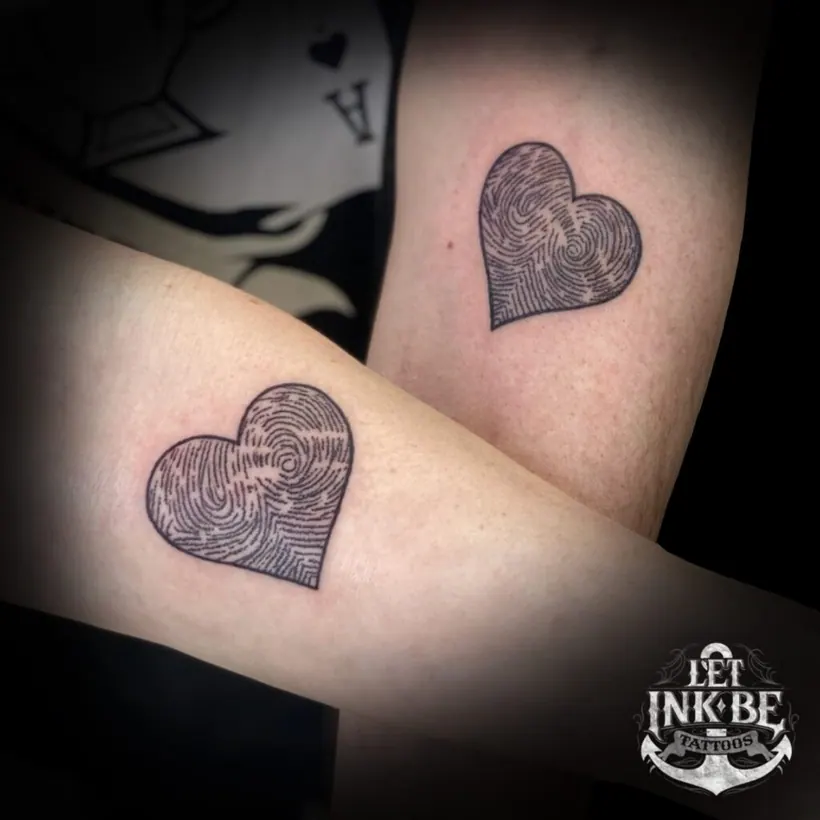 fine line tattoo vingerafdrukken