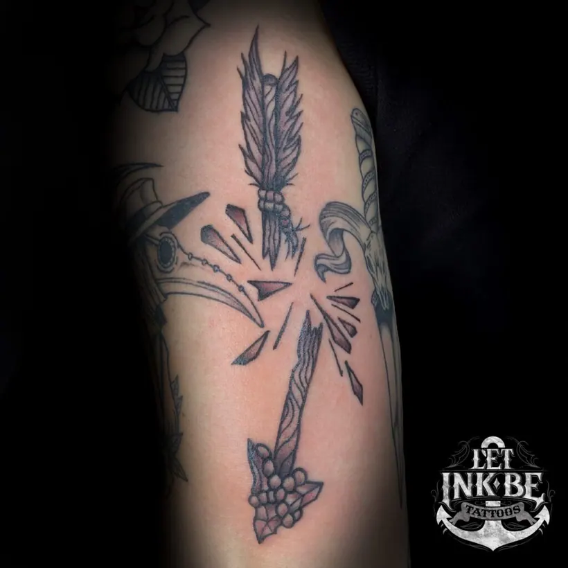 oldschool tattoo geboken pijl
