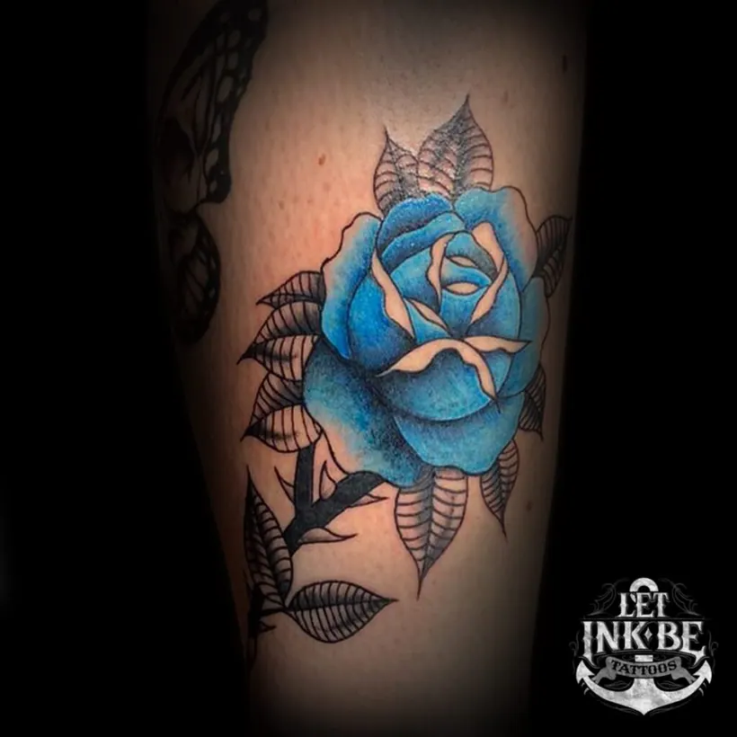 oldschool tattoo blauwe roos