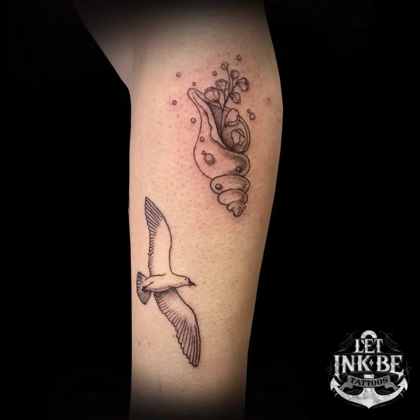 fine line tattoo schelp en meeuw
