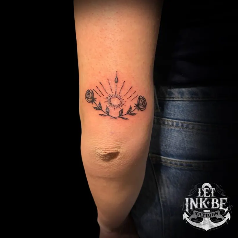 fine line tattoo zon en rozen