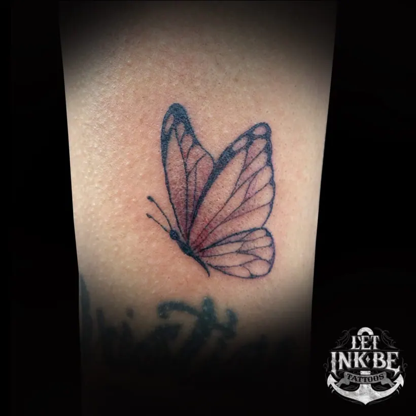 fine line tattoo vlinder